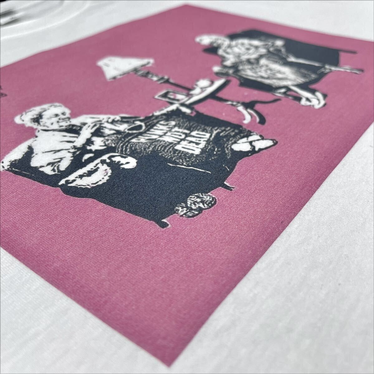 新品 BANKSY バンクシー Punk and Thug Grannies パンク ニット 編み物 おばあちゃん グラフィティ アート Tシャツ ユニセックス Sサイズ