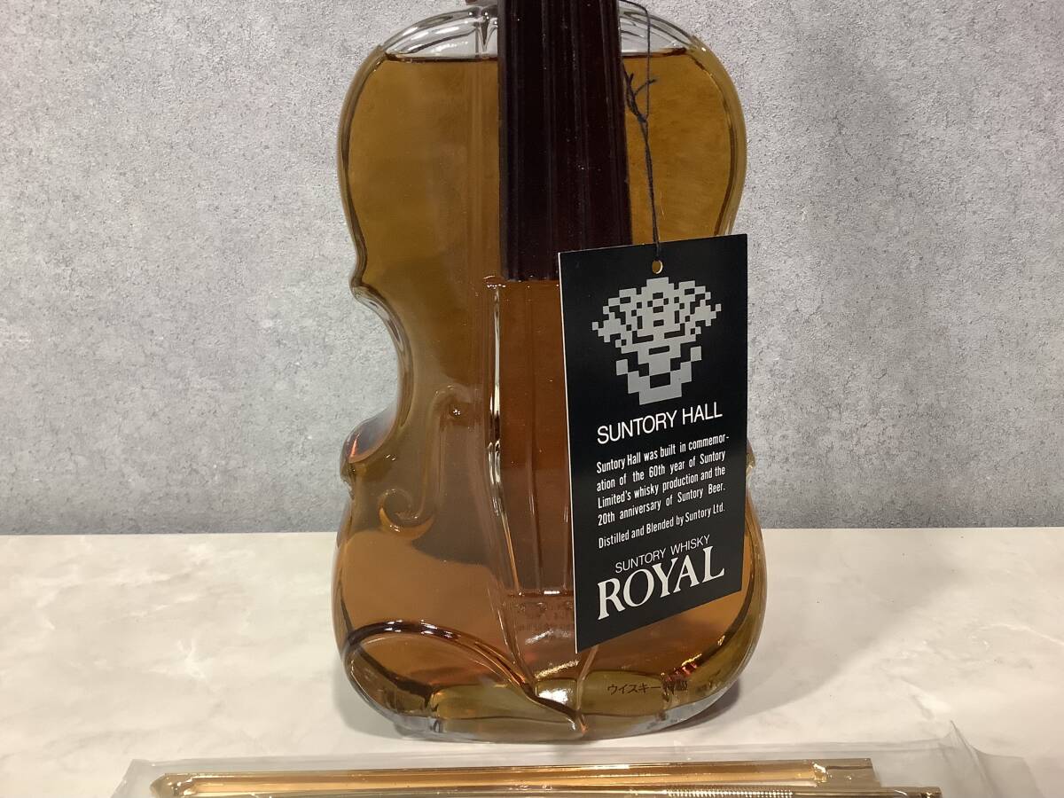 13308 1円〜 未開栓美品 SUNTORY ROYAL サントリー ウイスキー ローヤル 楽器 バイオリン型ボトル 700ml 43度_画像4