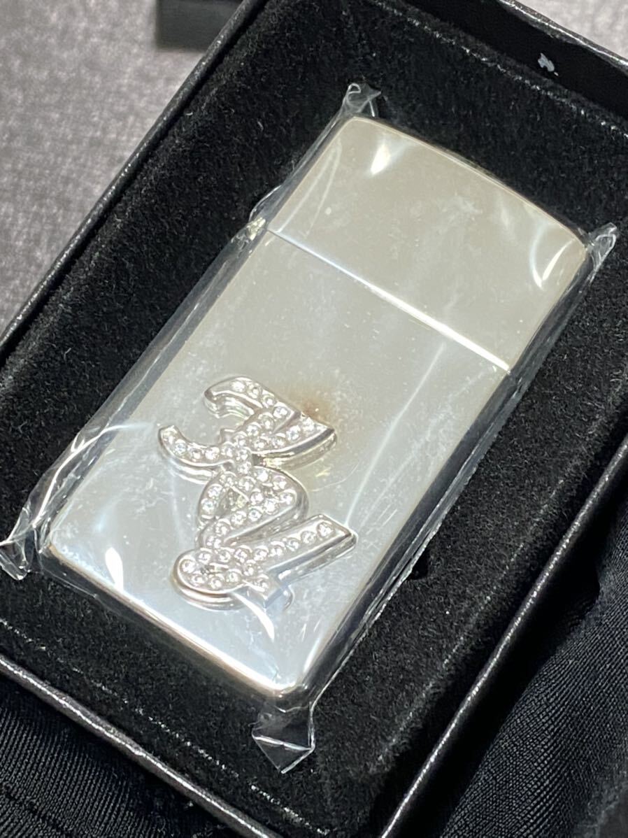 zippo シルバーメタル スワロフスキー 希少 ゾロ目 NO.77 限定品 立体メタル 2004年製 側面 シリアルナンバー NO.0077 ケース 保証書付