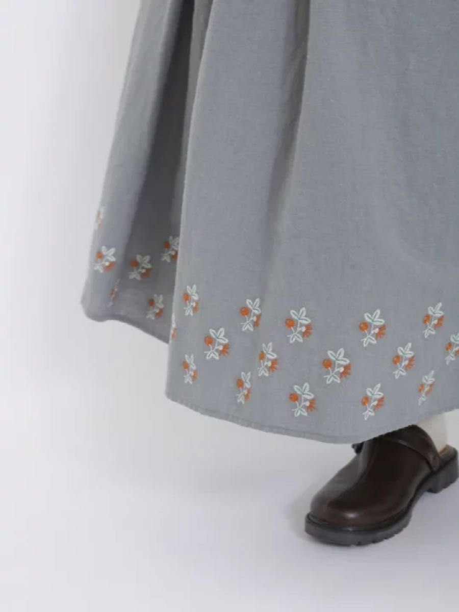 サマンサモスモス　新品未使用タグ付き　マカベアリス　裾刺繍スカート　刺繍作家　SM2  ロングスカート　フリーサイズ　サックス