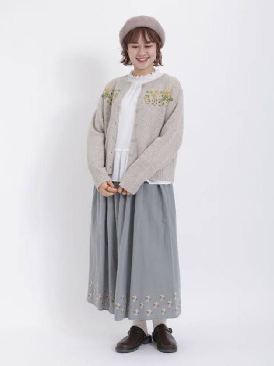サマンサモスモス　新品未使用タグ付き　マカベアリス　裾刺繍スカート　刺繍作家　SM2  ロングスカート　フリーサイズ　サックス