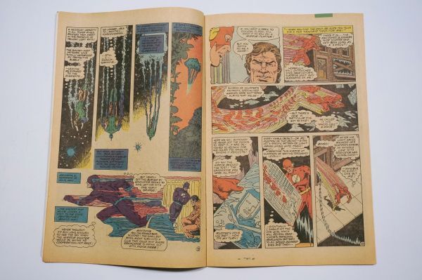 * ultra rare The Flash #320 1983 year 4 month that time thing DC Comics flash American Comics Vintage comics English version foreign book *