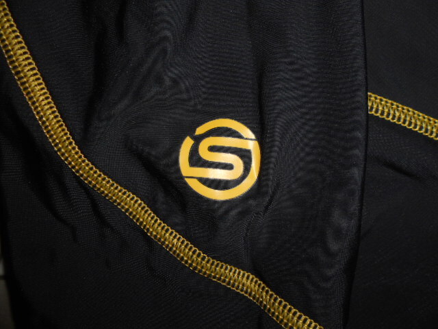 SKINSスキンズ　トレーニングフィットネスインナー半袖シャツ　黒黄白　サイズ不明　_画像7