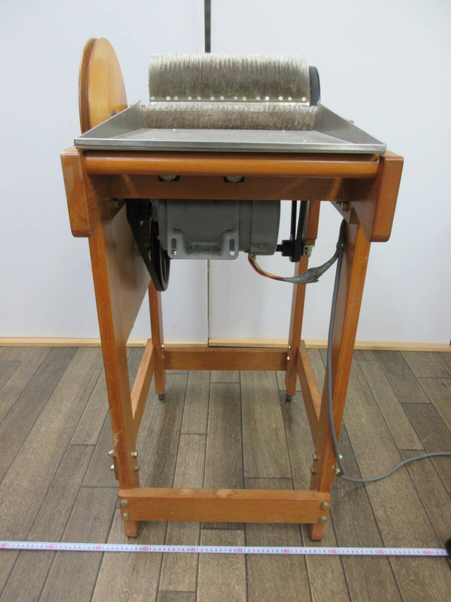 M【4-2】●12 東京手織機 手織り機 Carding Machine 電動カーディングマシーン 製造番号736 通電OK 中古・現状品_画像3
