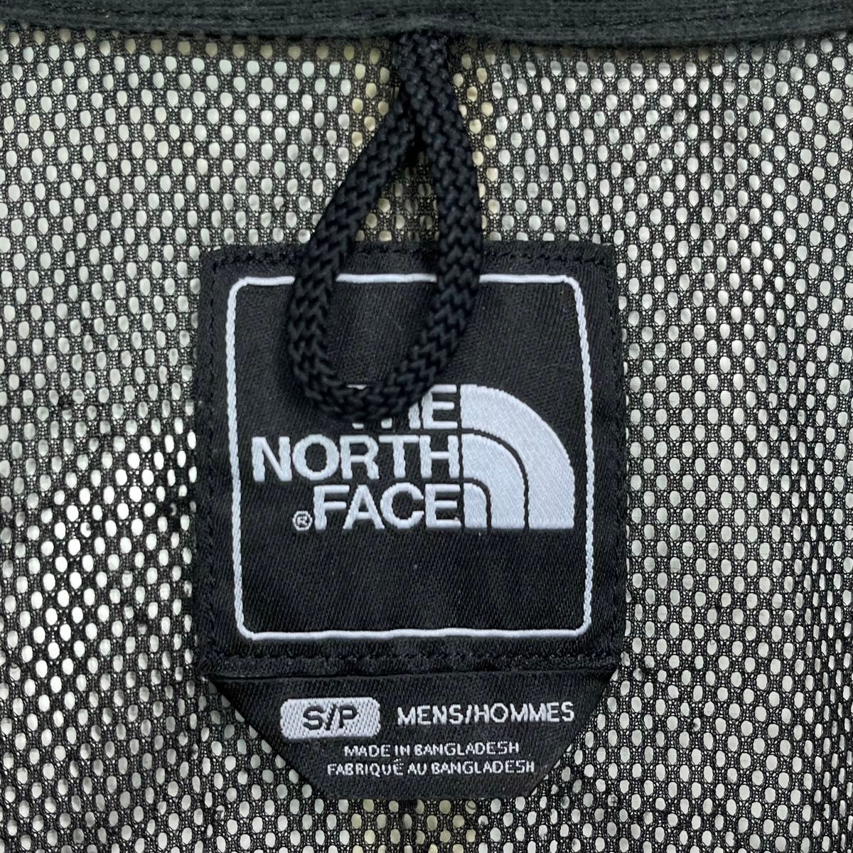 美品人気 ノースフェイス マウンテンパーカー フード収納可 メンズS 透湿防水 黒 THE NORTH FACE ロゴ刺繍