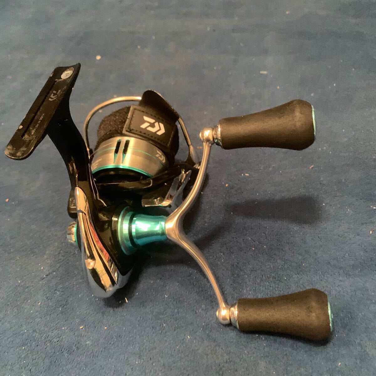 岸170 美品 1円 ダイワ DAIWA スピニングリール エメラルダス LT3000-ch-dh_画像3