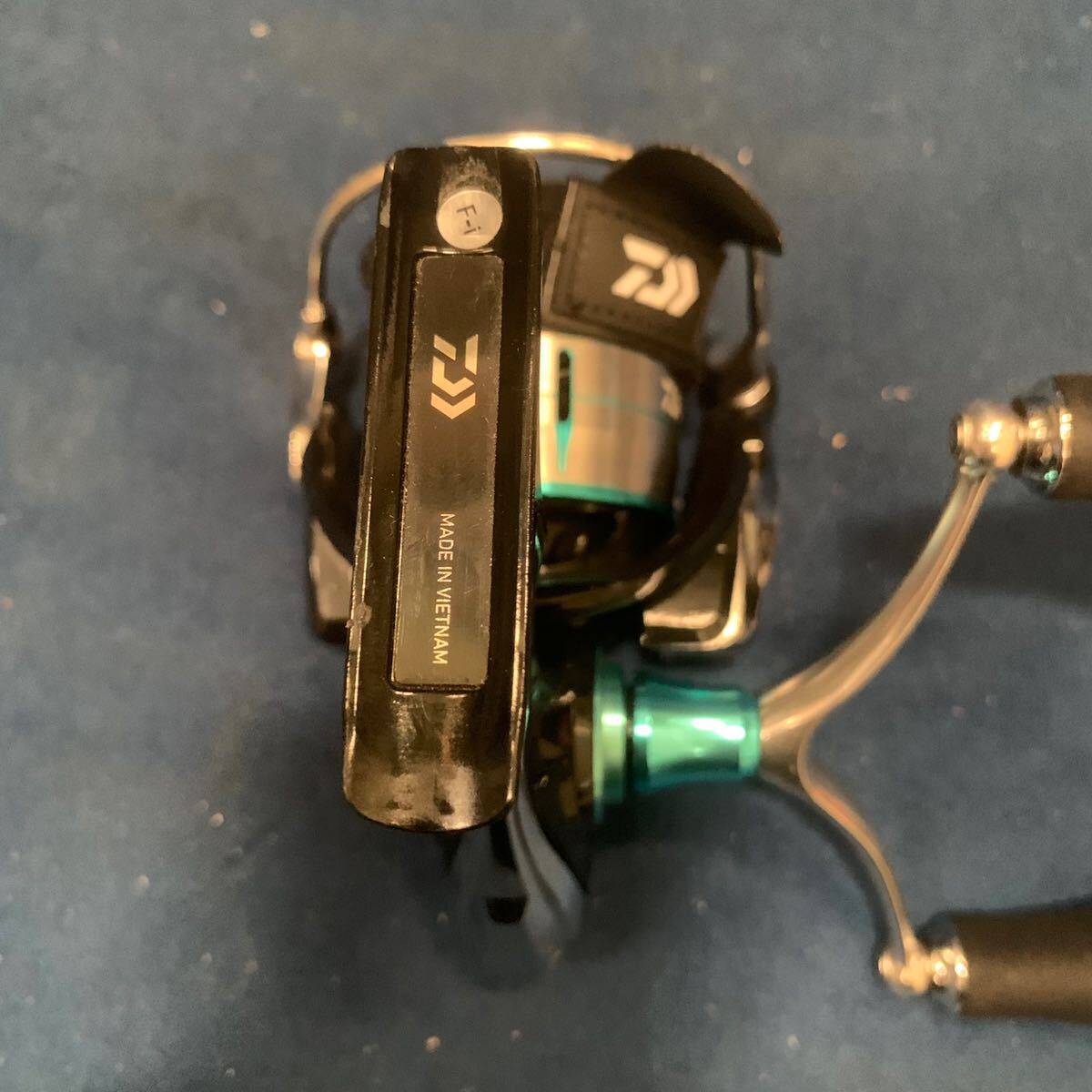 岸170 美品 1円 ダイワ DAIWA スピニングリール エメラルダス LT3000-ch-dh_画像4