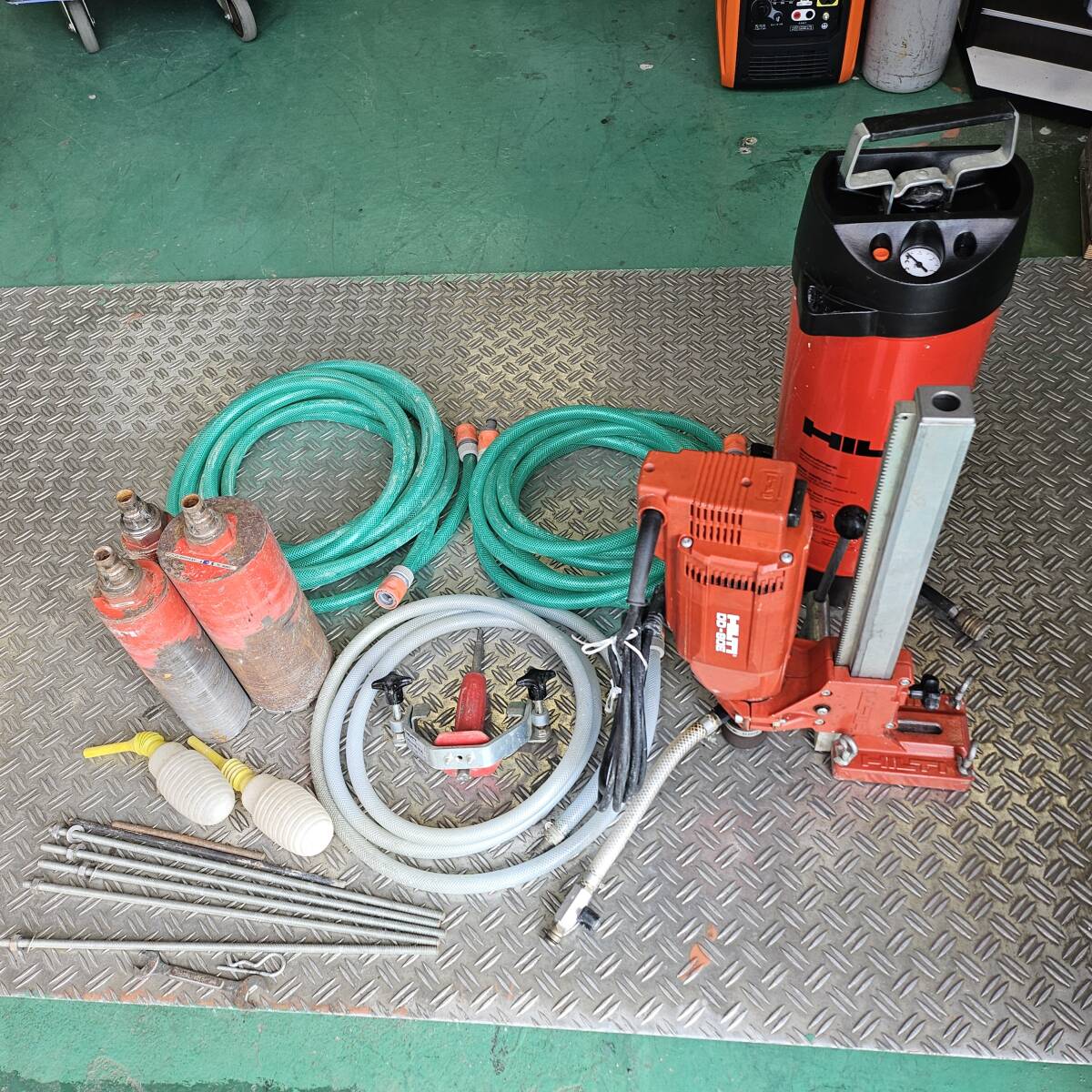 中古動作品 【ヒルティ HILTI】 ダイヤモンドコアドリル DD-80E スタンドDD80-RA DD-HS-RA 水タンク 他 領収書対応_画像1