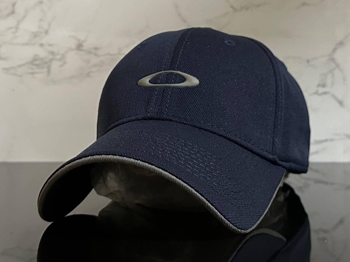 【未使用品】48F 上品★OAKLEY オークリー キャップ 帽子 CAP 上品で高級感のあるネイビーの伸縮素材にグレーロゴ《伸縮前58㎝-61㎝位迄》_画像2