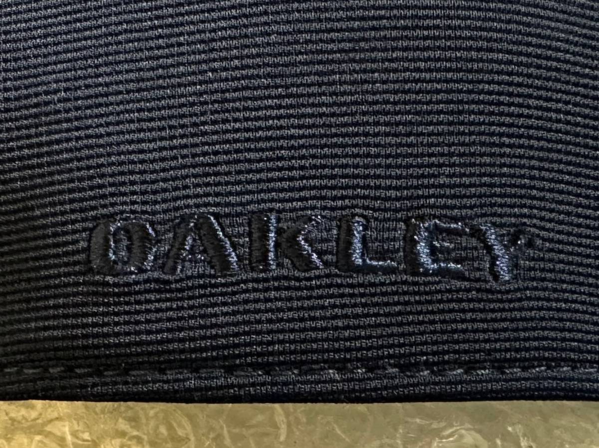 【未使用品】45B★OAKLEY オークリー キャップ 帽子 CAP 上品で高級感のあるネイビーの伸縮素材にメタル製ロゴ♪《伸縮前56㎝～59㎝位迄》_画像7