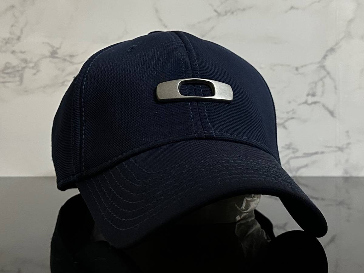 【未使用品】45B★OAKLEY オークリー キャップ 帽子 CAP 上品で高級感のあるネイビーの伸縮素材にメタル製ロゴ♪《伸縮前56㎝～59㎝位迄》_画像2