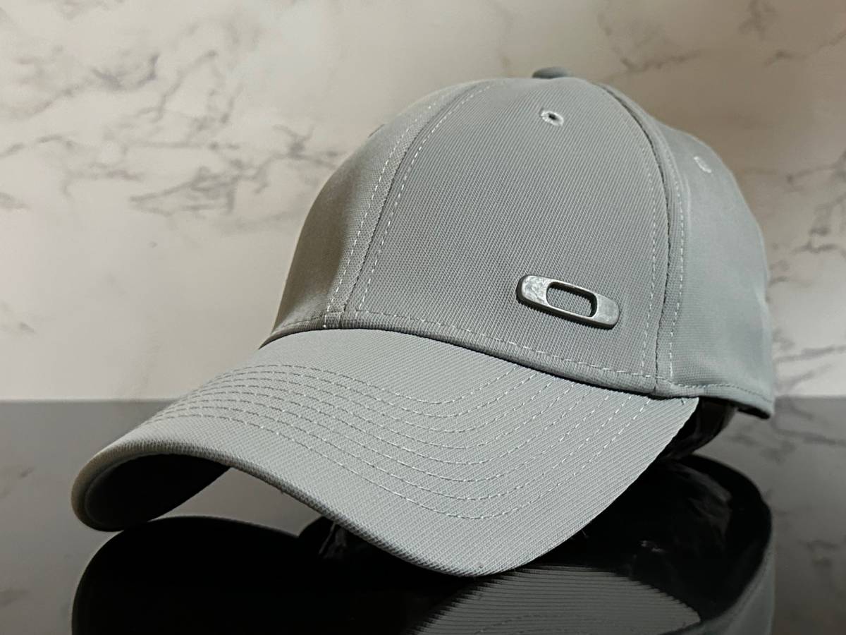 【未使用品】49F 上品★OAKLEYオークリー キャップ 帽子 CAP 上品で高級感のあるグレーの伸縮素材にメタル製ロゴ《伸縮前59㎝～63㎝位迄》_画像1
