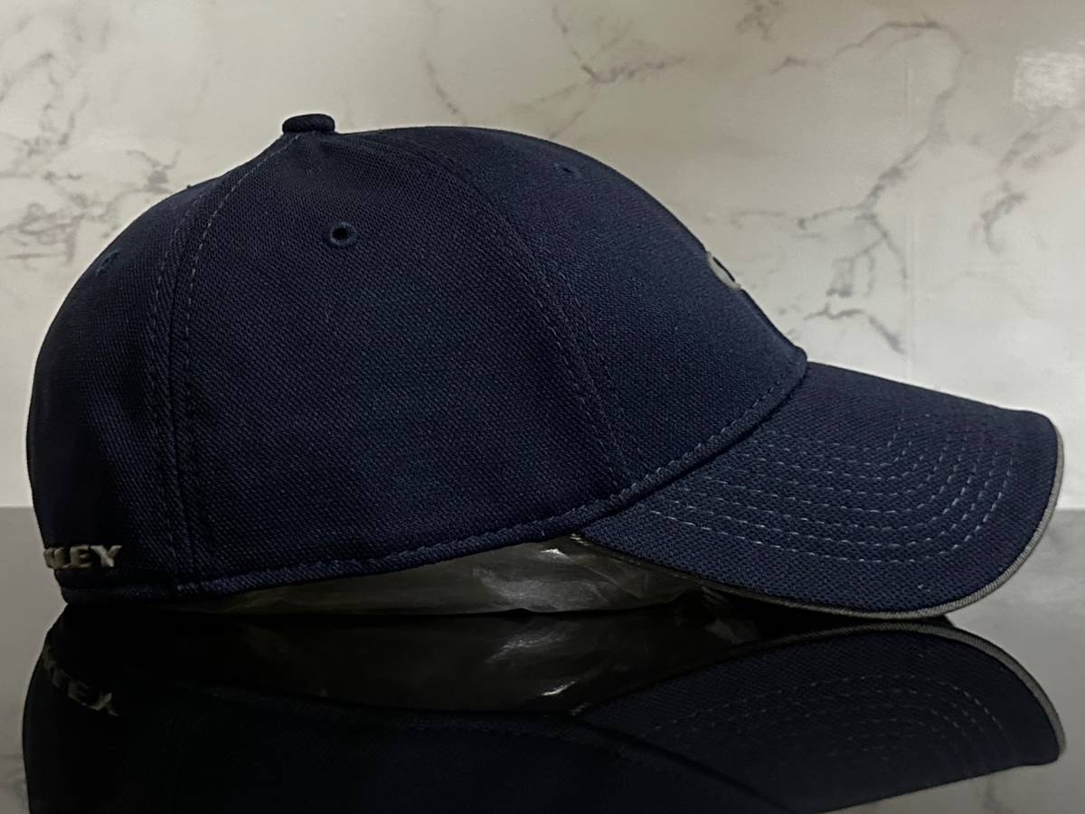 【未使用品】43B 上品★OAKLEY オークリー キャップ 帽子 CAP 上品で高級感のあるネイビーの伸縮素材にグレーロゴ《伸縮前57㎝-60㎝位迄》_画像3