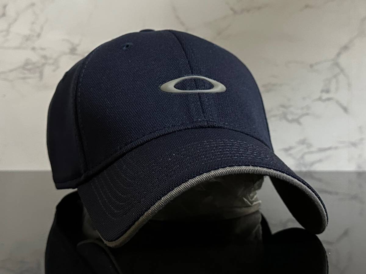 【未使用品】43B 上品★OAKLEY オークリー キャップ 帽子 CAP 上品で高級感のあるネイビーの伸縮素材にグレーロゴ《伸縮前57㎝-60㎝位迄》_画像2