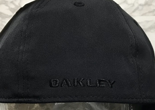 【未使用品】60E★OAKLEY オークリー キャップ 帽子 上品で高級感のあるブラックの伸縮素材にメタル製ロゴ♪《伸縮前56㎝～58㎝位迄》_画像6