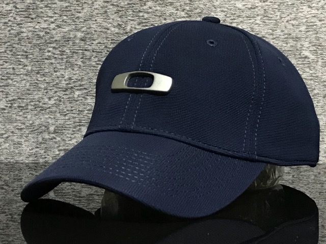 【未使用品】62D★OAKLEY オークリー キャップ 帽子 CAP 上品で高級感のあるネイビーの伸縮素材にメタル製ロゴ♪《伸縮前56㎝～60㎝位迄》_画像1