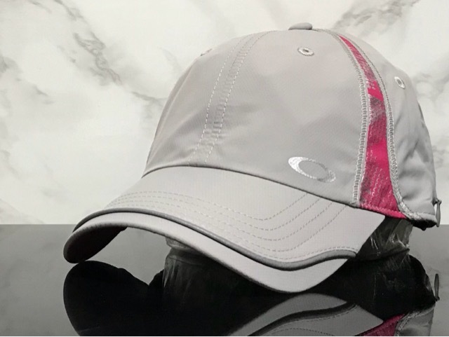 【未使用品】52C お洒落★OAKLEY オークリー キャップ CAP 女性ファンにも人気のデザインにファスナーポケット付き♪《FREEサイズ》_画像2