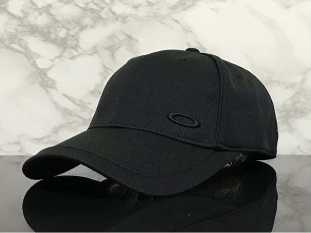 【未使用品】54E★OAKLEY オークリー スポーツキャップ 帽子 CAP 上品で高級感のあるデザインのブラック伸縮素材《伸縮前60㎝～63㎝位迄》_画像1
