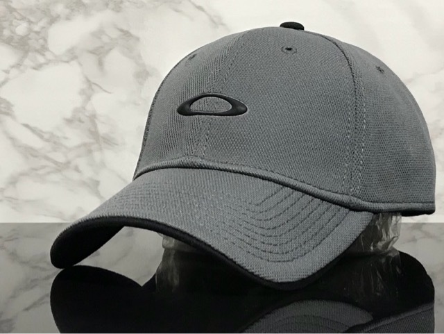 【未使用品】6C クール★OAKLEY オークリー キャップ 帽子 CAP クールなグレーの伸縮素材にブラックロゴ！《伸縮前57㎝～60㎝位迄》_画像1