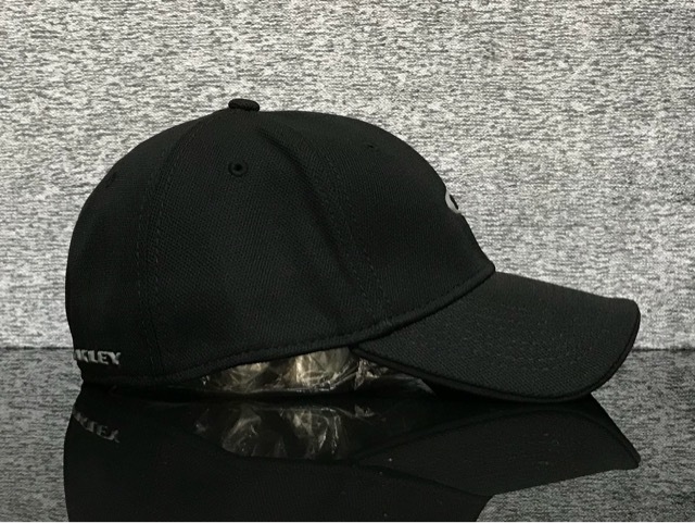 【未使用品】68A クール★OAKLEY オークリー キャップ 帽子 CAP クールなブラックの伸縮素材にグレーロゴ！《伸縮前57㎝～60㎝位迄》_画像3