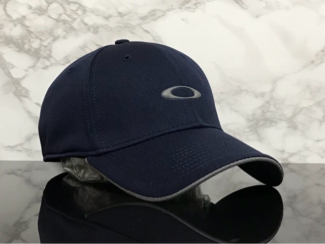 【未使用品】64D 上品★OAKLEY オークリー キャップ 帽子 CAP 上品で高級感のあるネイビーの伸縮素材にグレーロゴ《伸縮前57㎝-61㎝位迄》_画像2
