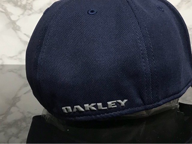 【未使用品】64D 上品★OAKLEY オークリー キャップ 帽子 CAP 上品で高級感のあるネイビーの伸縮素材にグレーロゴ《伸縮前57㎝-61㎝位迄》_画像6