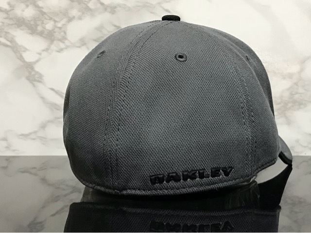 【未使用品】73A クール★OAKLEY オークリー キャップ 帽子 CAP クールなグレーの伸縮素材にブラックロゴ！《伸縮前58㎝～60㎝位迄》_画像5