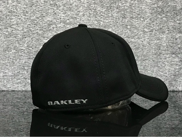 【未使用品】68A クール★OAKLEY オークリー キャップ 帽子 CAP クールなブラックの伸縮素材にグレーロゴ！《伸縮前58㎝～61㎝位迄》_画像4