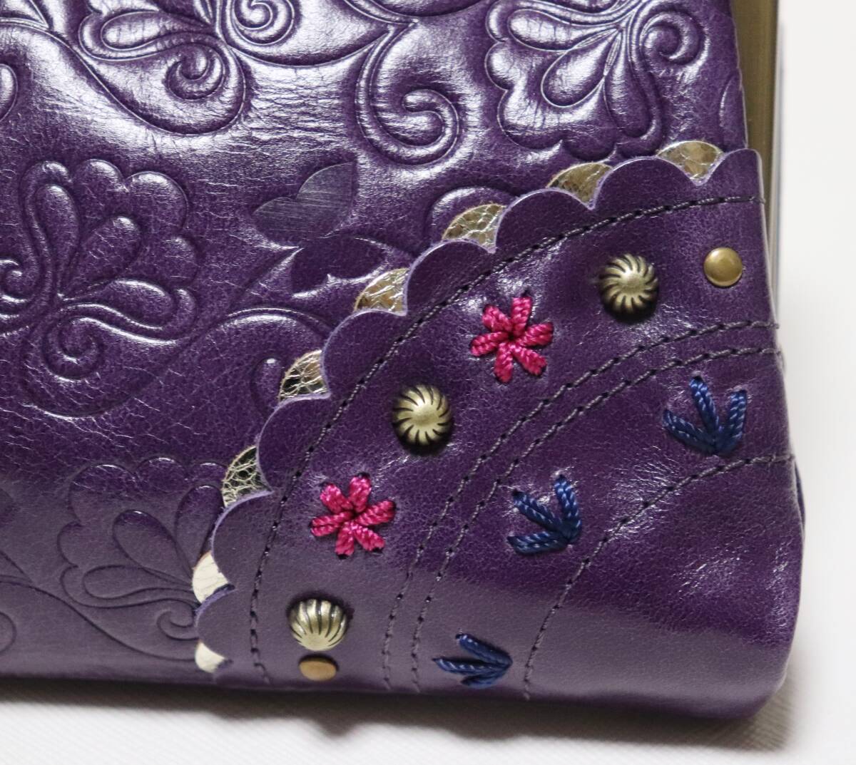 《ANNA SUI アナスイ》新品【リトルバード】小鳥型口金 ポケット多数 エンボスレザー かぶせ式がま口長財布 ウォレット A9577