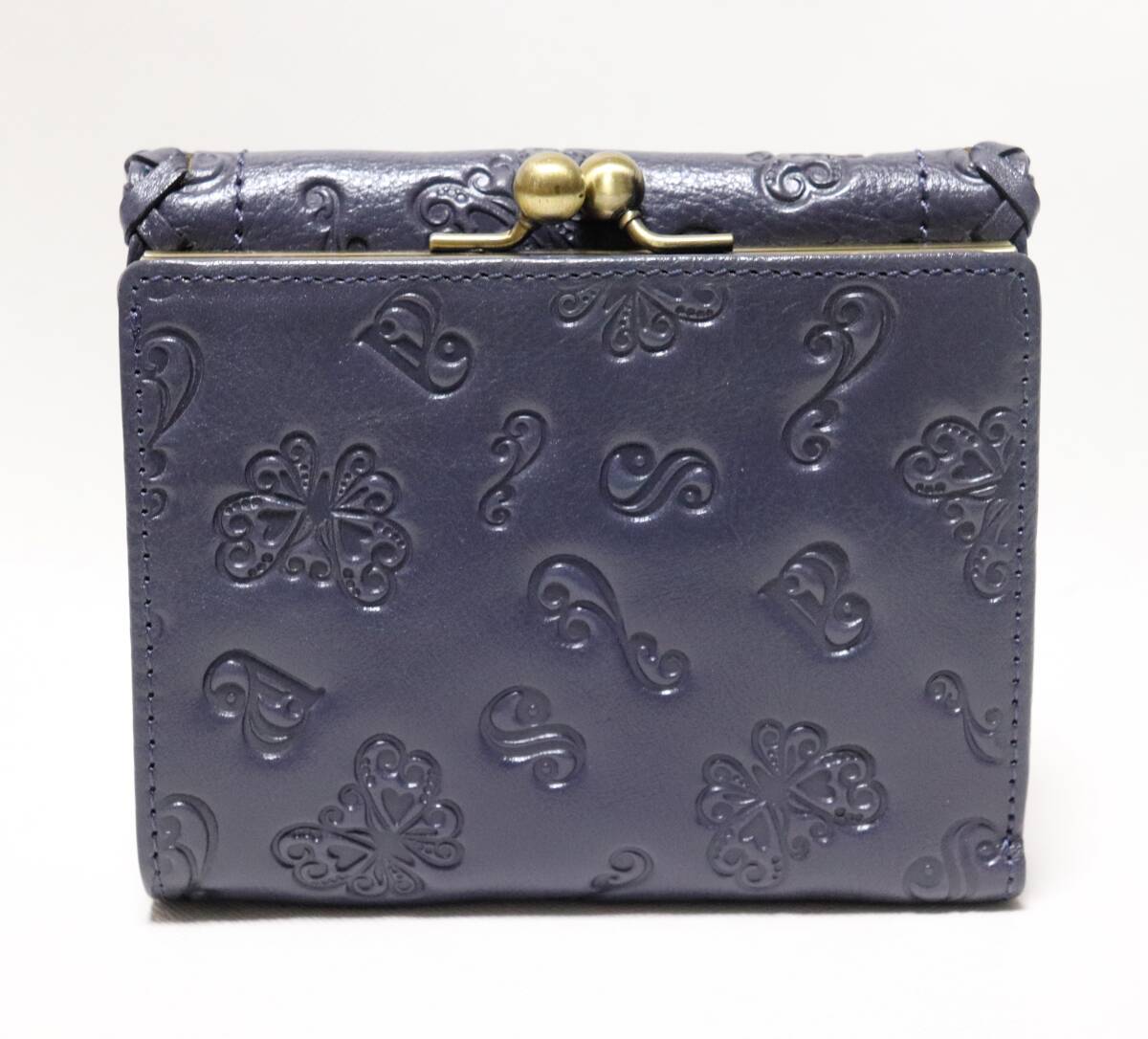 《ANNA SUI アナスイ》新品 【ダリア】バタフライチャーム付 エンボスレザー 2つ折りがま口財布 口金 ウォレット A9610_画像3