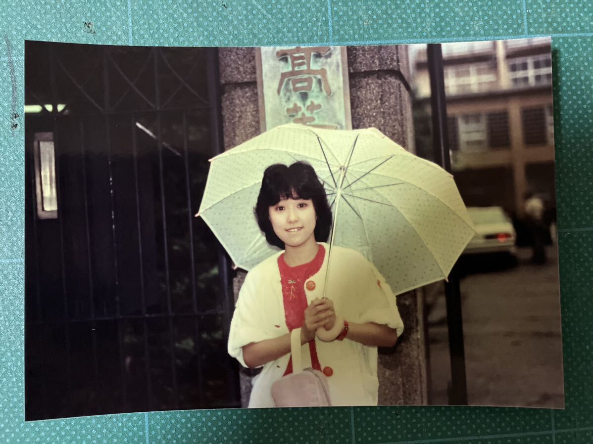 【レア】つちやかおり　写真　傘　白赤　80年代アイドル _画像2