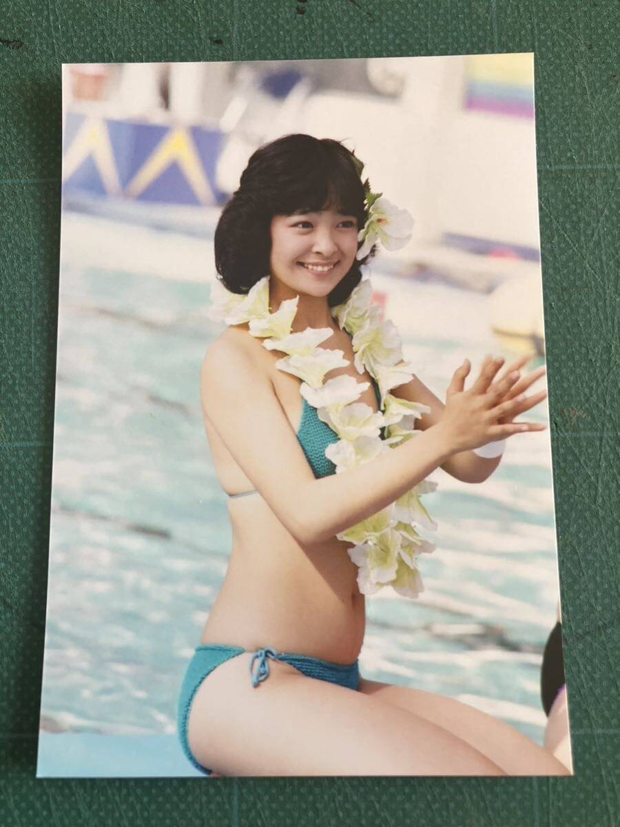 【レア】甲斐智枝美 写真 水着 緑ビキニ 昭和タレントの画像1