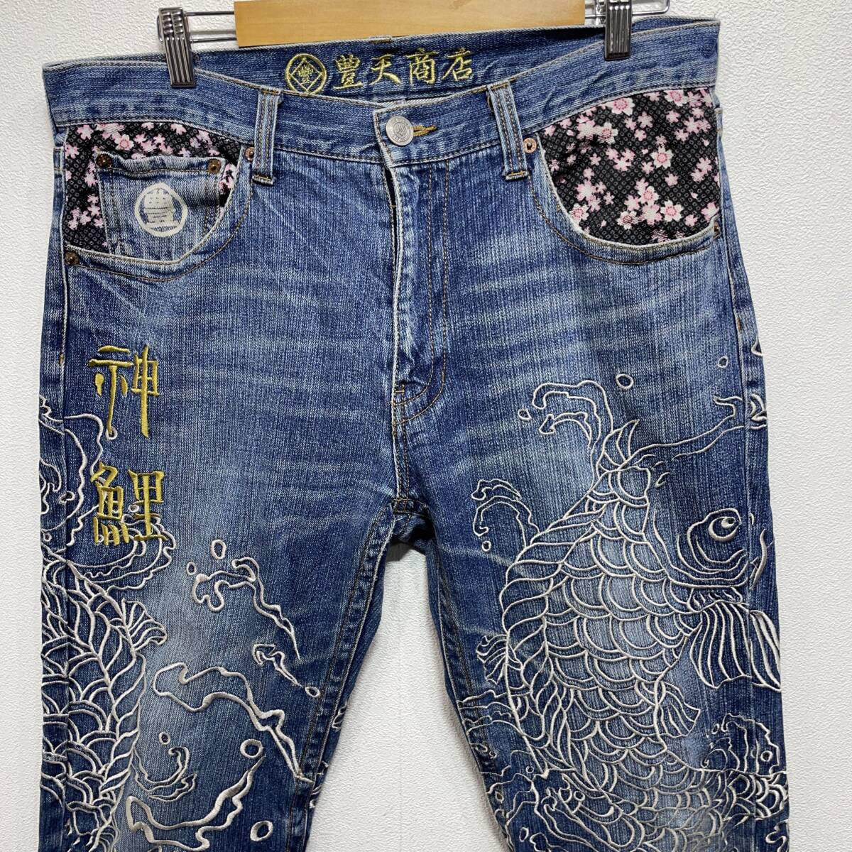 豊天商店　刺繍デニム　メンズＸＬ　　パンツ　鯉　桜　和柄　人気モデルK3282_画像2