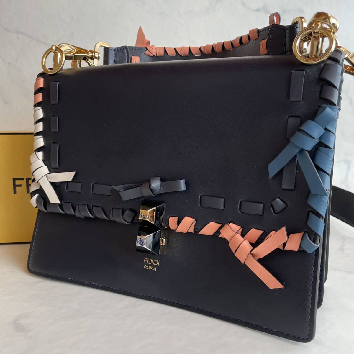 【超美品】FENDI フェンディ　ショルダーバッグ　レザー　黒