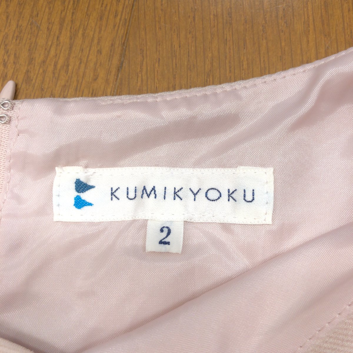 KUMIKYOKU クミキョク サテン切替 ストレッチ ドレス ワンピース 2(M) ピンクベージュ 長袖 ミディ丈 国内正規品 レディース 女性用 組曲_画像3