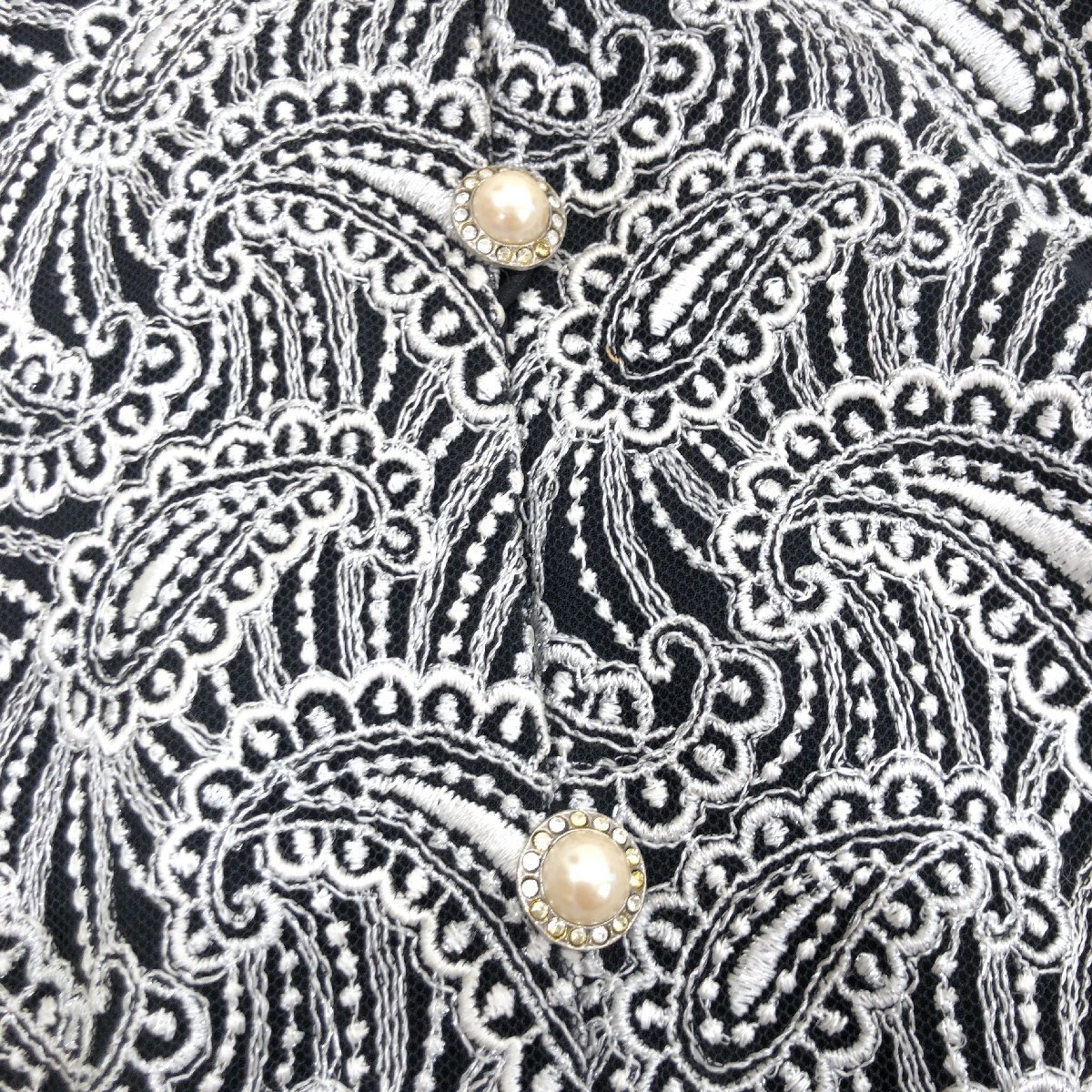 ●HARDY AMIES ハーディエイミス ビジュー装飾 刺繍デザイン ノーカラー ジャケット 9(M) グレー系 日本製 羽織り レディース 女性用_画像5