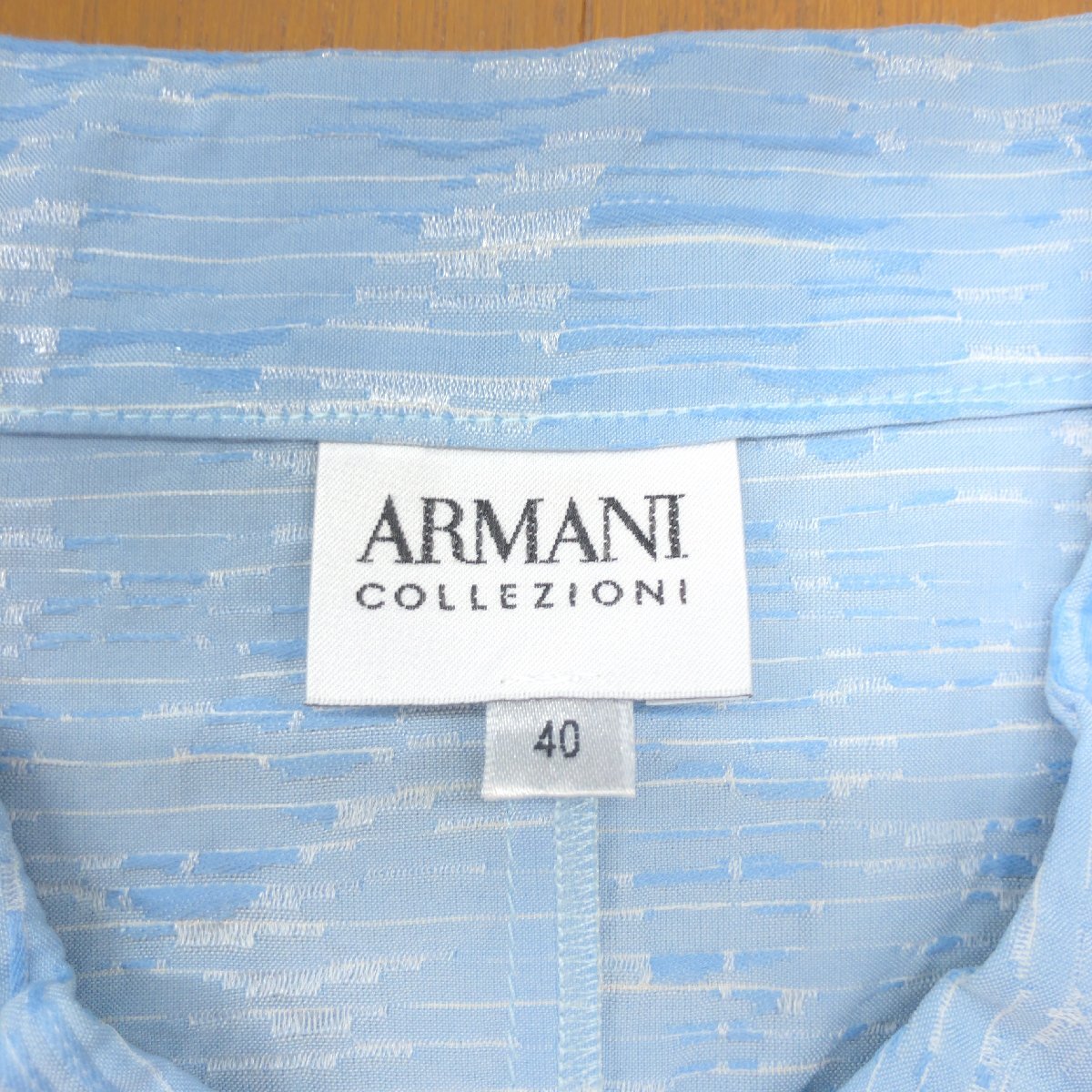 ARMANI COLLEZIONI アルマーニコレツィオーニ シルクブレンド オープンネック プリーツデザイン シャツ 40 ライトブルー 七分袖 ブラウス_画像3