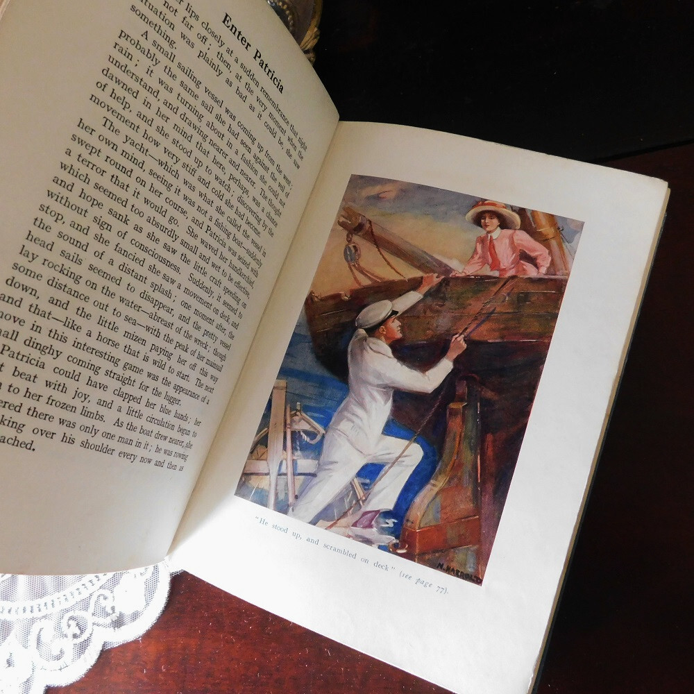 *゜+ 20世紀　洒落た女性のイラスト付き表紙　古書　英国　アンティークブック　ヴィンテージ本　洋書　アンティーク　イギリス　ブルー