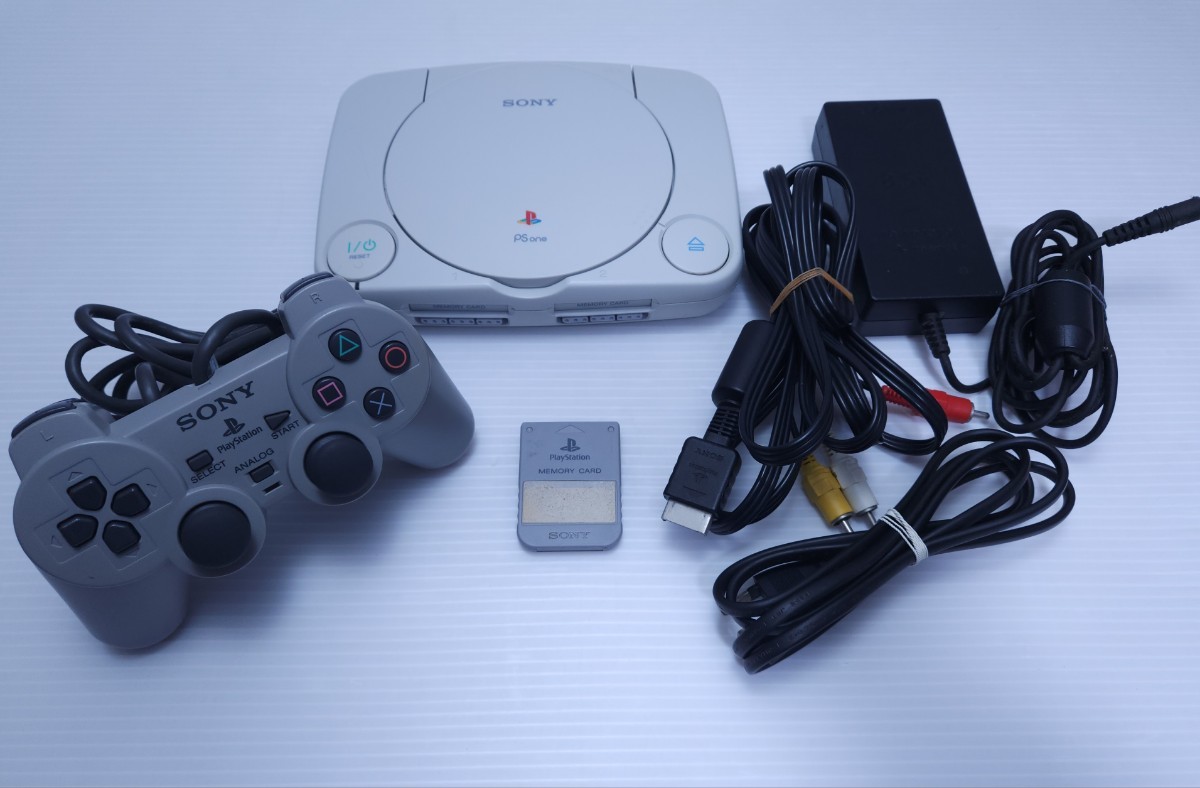 動作品 レトロゲームPS1 PlayStationプレイステーション1 SCPH-100 コントローラ, メモリカード セット (H-32)