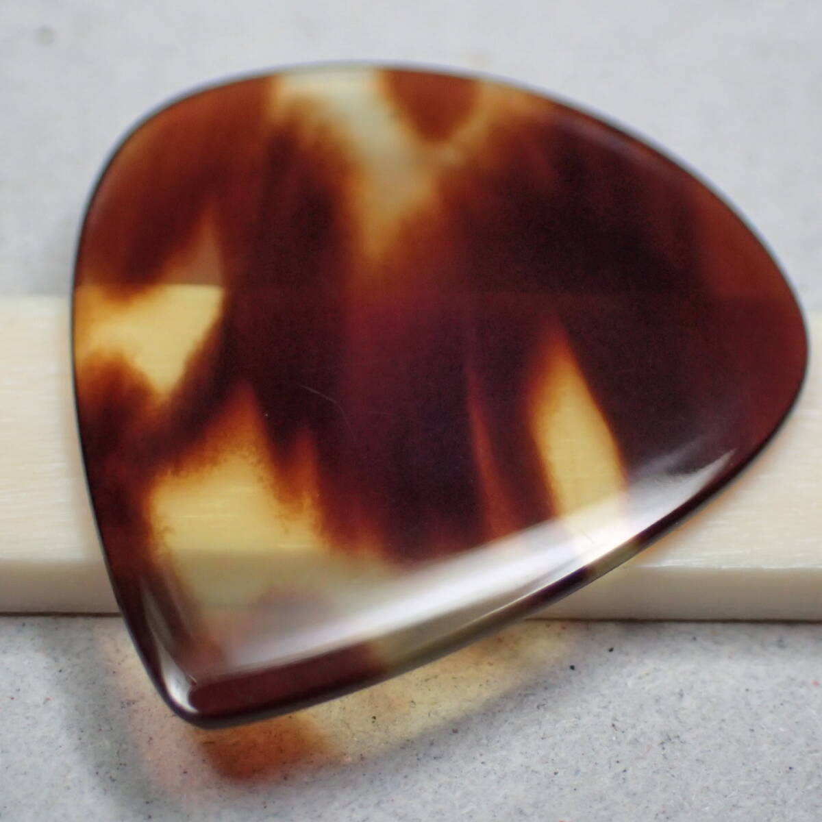 Tortoise shell Guitar Pick Jazz Pick Mandolin Thumb Pick Casein Galalith Plectrum3/11/e_画像3