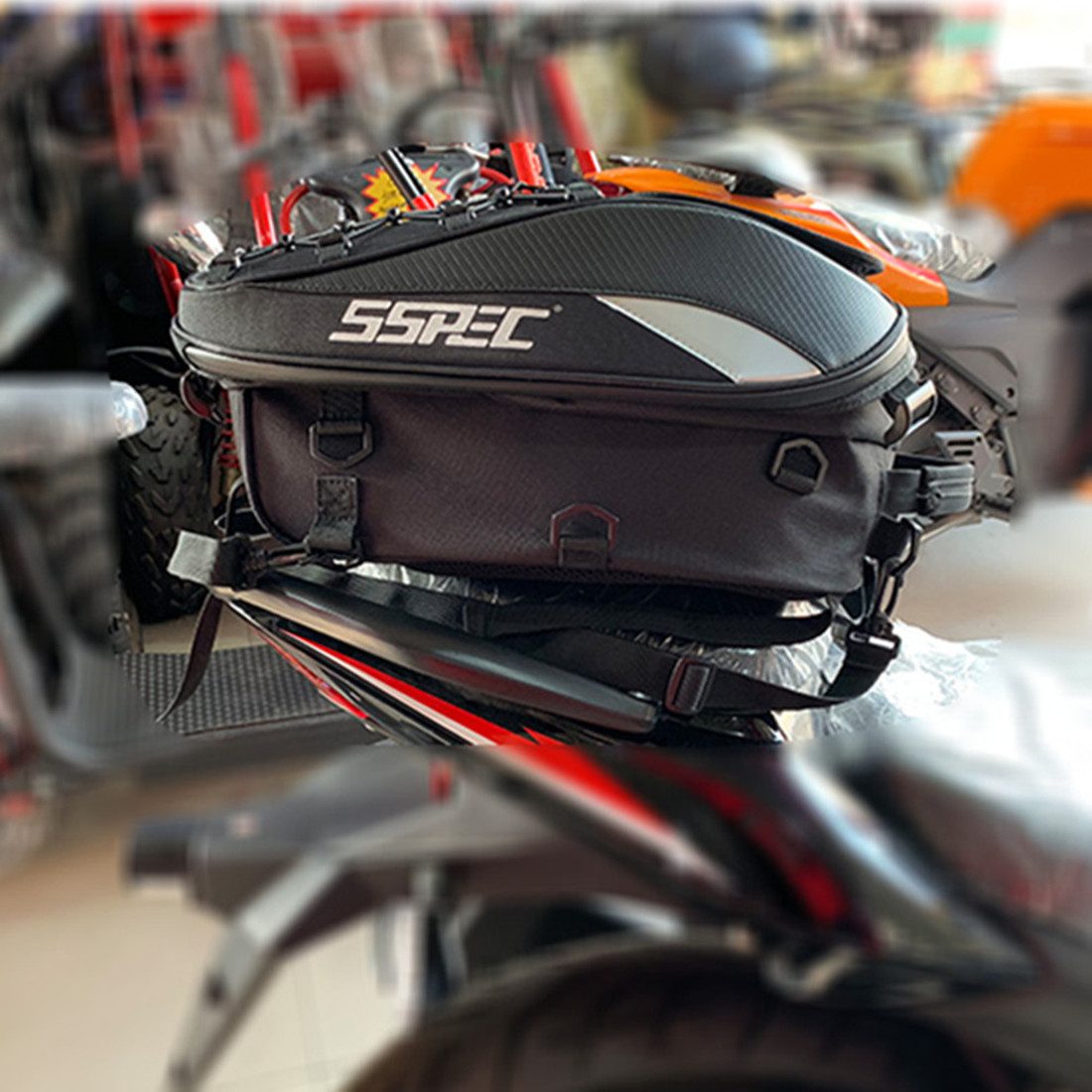 SSPEC バイク用 シートバッグ 拡張機能あり ヘルメットバッグ 撥水 防水 耐久性 固定ベルト付き_画像4