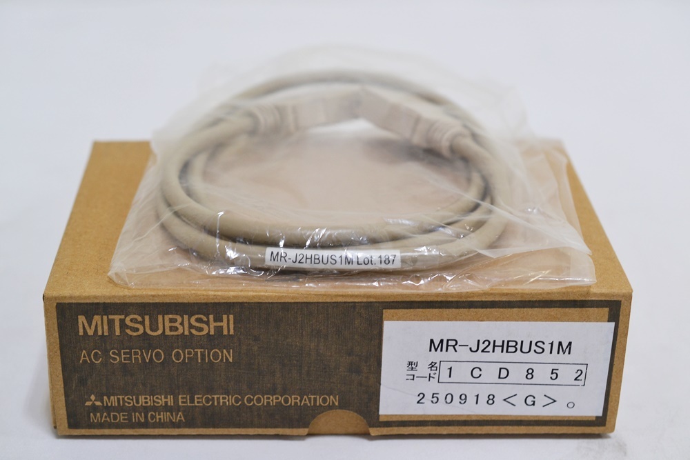 未使用 三菱電機 中継端子台ケーブル MR-J2HBUS1M_画像1