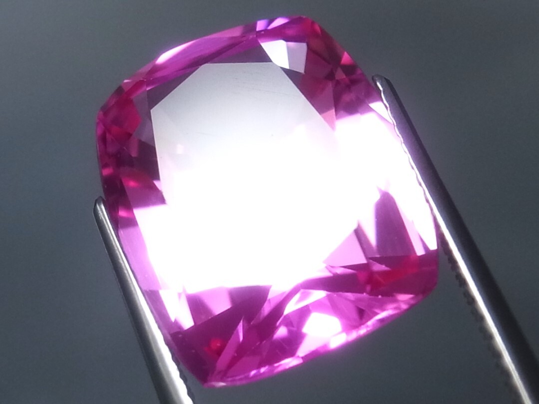 16.80ct 新品・さくらピンクサファイヤカラー・ブラックライトでビビッドピンク発色効果・合成コランダム_画像6