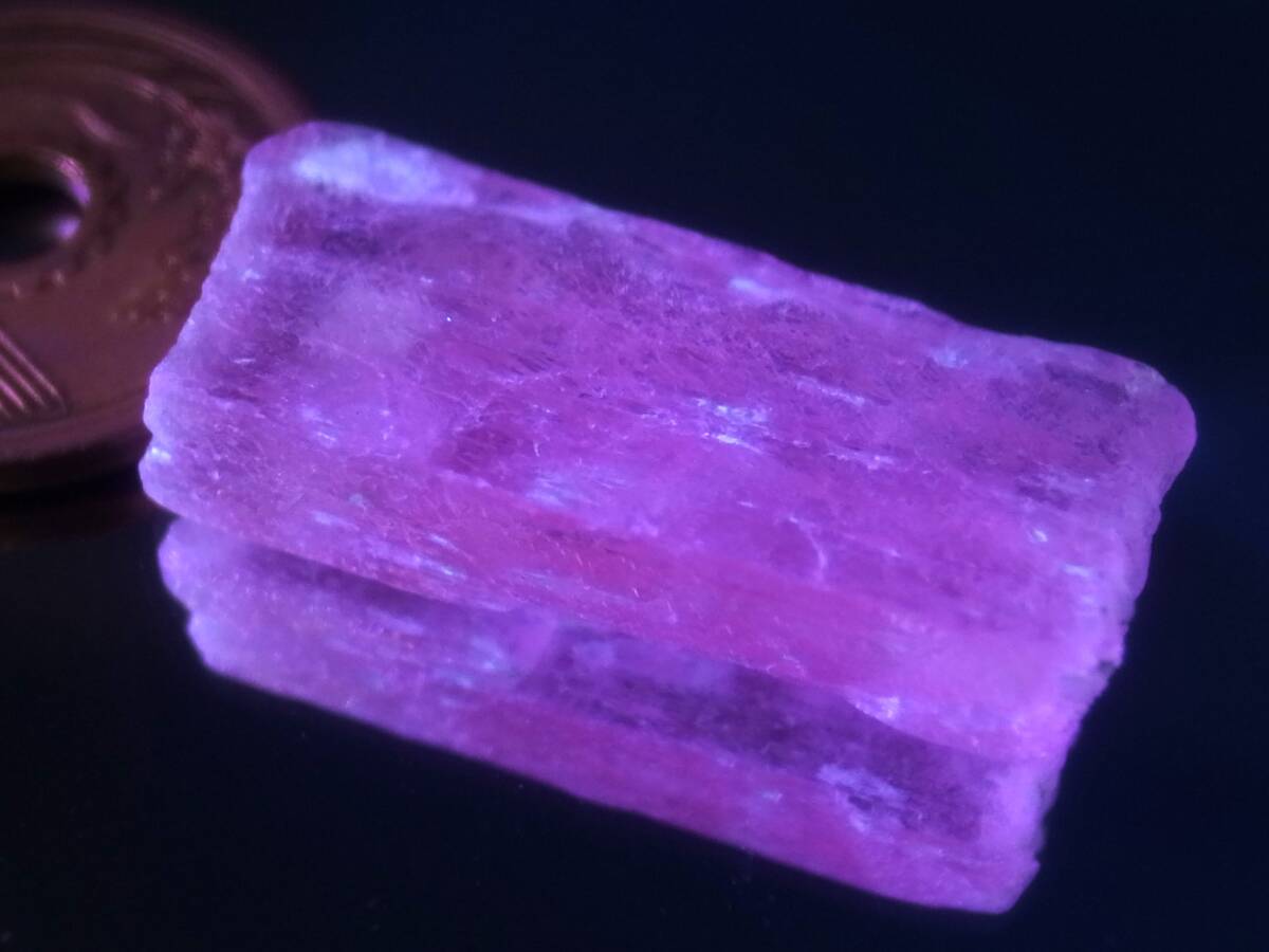 28.49ct 新品・極上の宝石品質ピンクカラー・天然クンツァイト原石 ブラジル産_ブラックライトで濃いピンク色に変色します