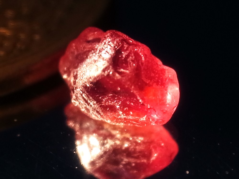 1.49ct b 新品・天然べキリーカラーチェンジガーネット原石 非加熱未処理　マダガスカルベキリー産_白熱灯で真っ赤に変色します。
