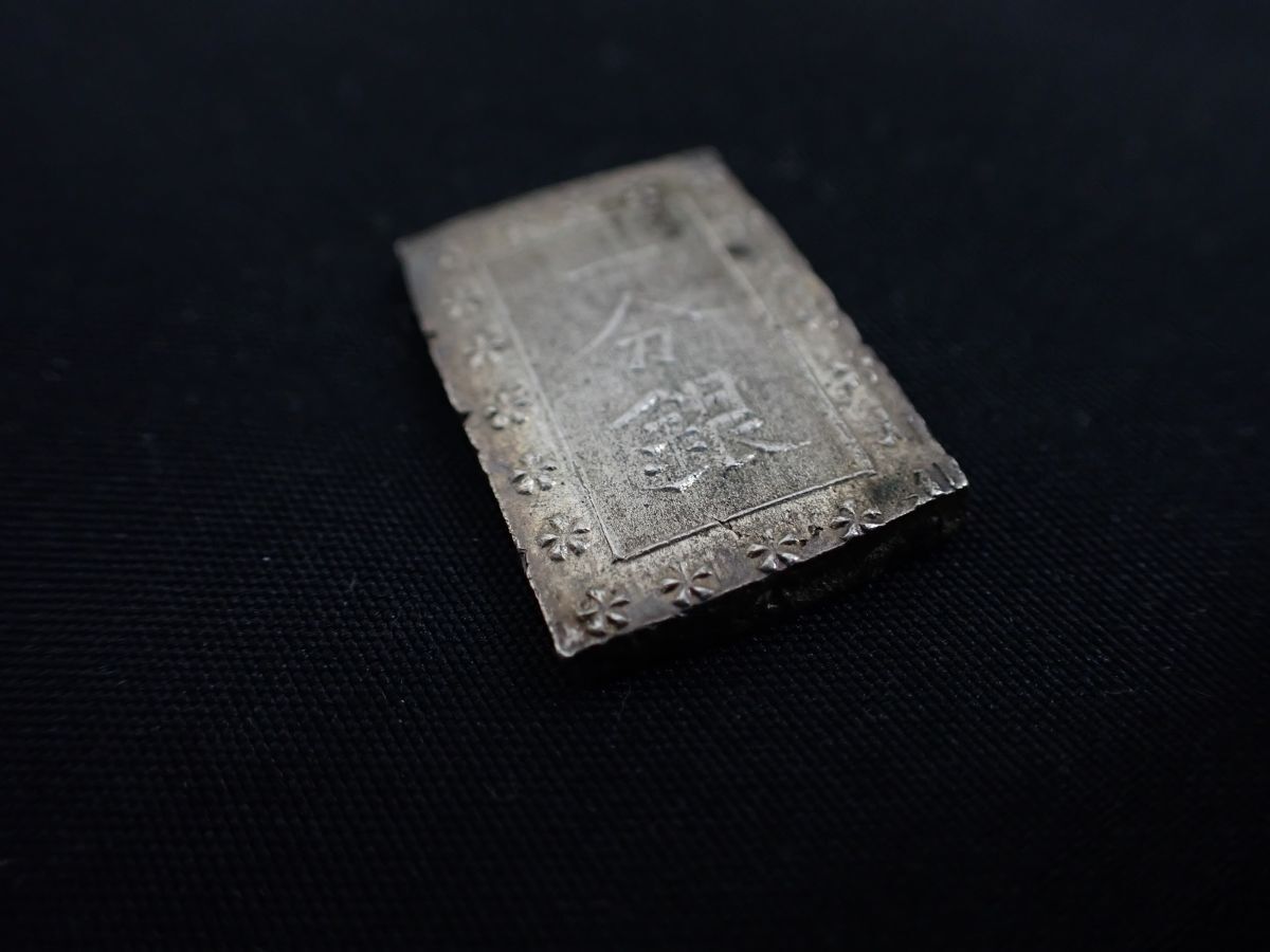 TK099-60-M　古銭　一分銀　２枚（17ｇ） 江戸時代 銀座常是 貨幣 銀貨 　レターパック_画像4