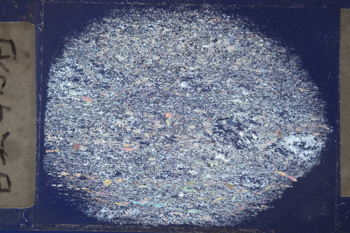偏光顕微鏡用プレパラート　岩石薄片 白雲母片岩　1枚_クロスニコル