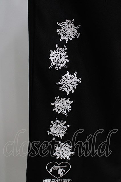 NieR Clothing / サイド刺繍ワイドパンツ 黒 H-24-03-15-007-PU-PA-KB-ZH_画像3