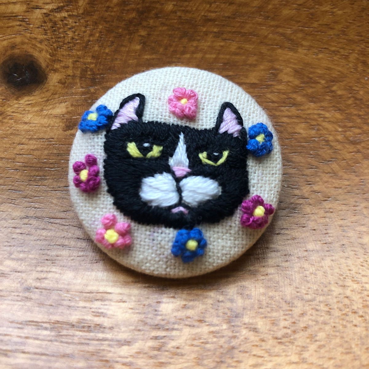 沸騰ブラドン お花 #459 猫 刺繍 くるみボタン ブローチ お花