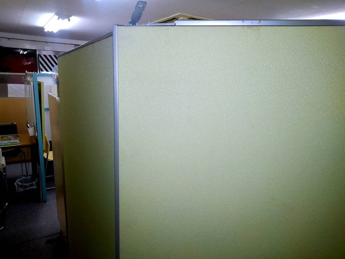  yellow green color. campus ground. partition 3 pcs 